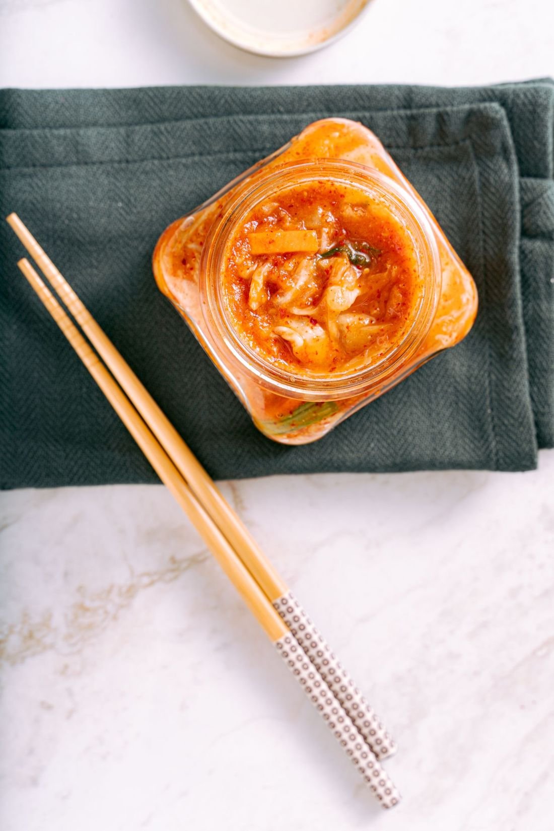 Jar kaca berisi sambal merah dilihat dari atas