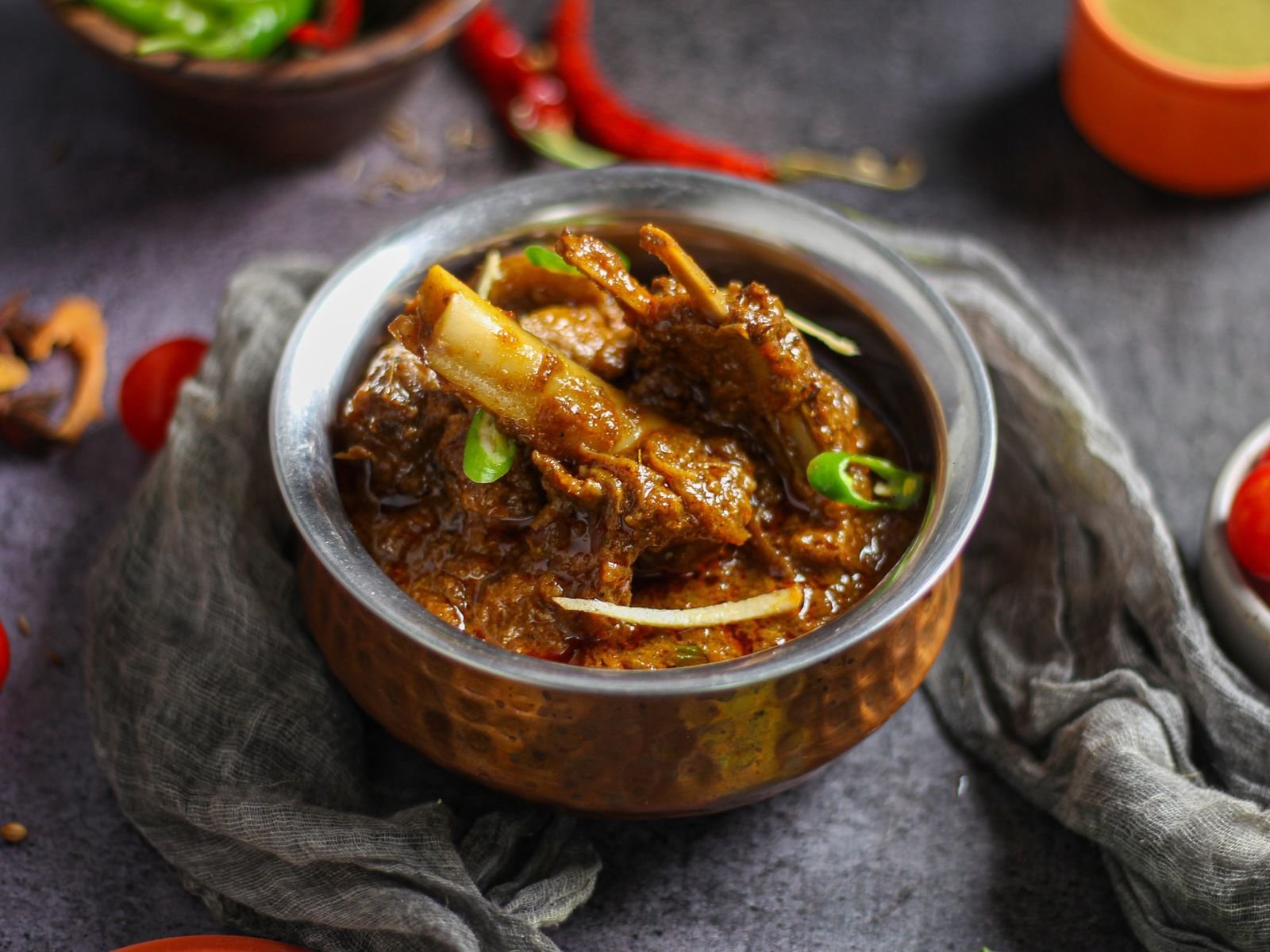 Semangkuk sambal merah pekat di atas meja kayu