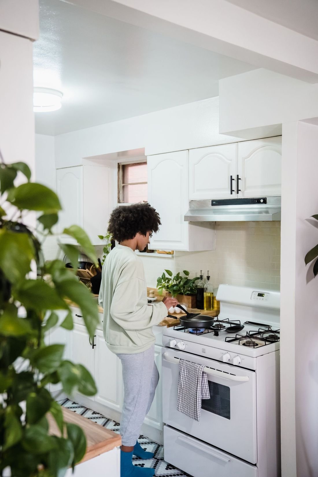 Memasak di dapur rumah